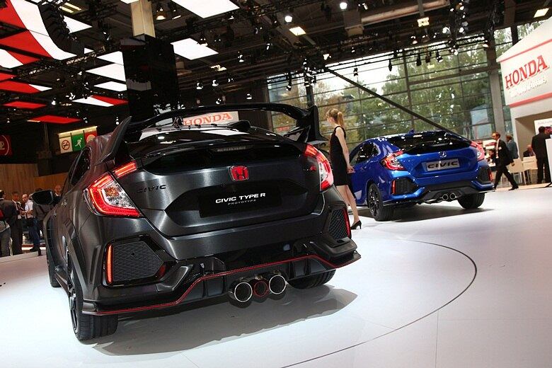 Na traseira, o destaque é o enorme aerofólio preto fixado sobre as lanternas em formato de bumerangues