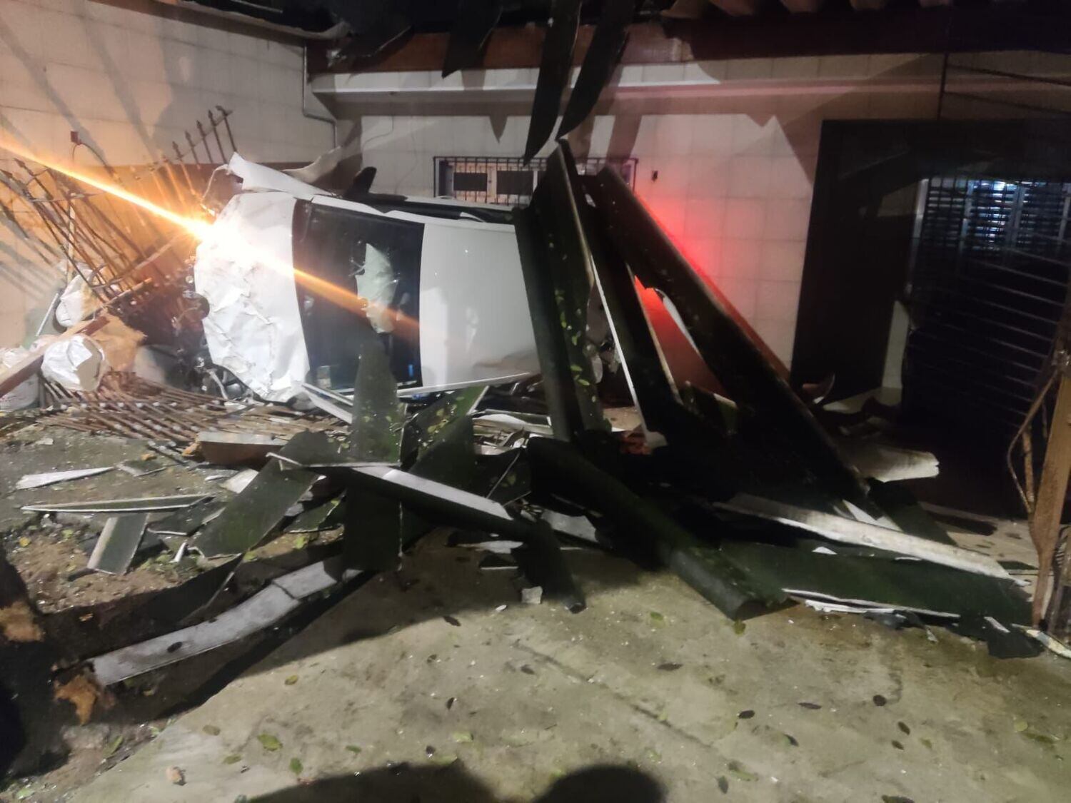 Polícia só conseguiu deter o suspeito após a batida na casa