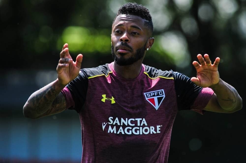 Completamente fora dos planos do São Paulo para 2017, Michel Bastos entrou na mura do Santos. Sem querer gastar com uma possível transferência, a diretoria alvinegra quer fazer uma negociação envolvendo jogadores pouco aproveitados por Dorival Júnior