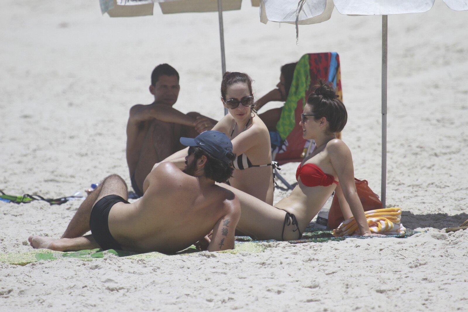 Atriz aproveitou um dia de folga para curtir uma praia com os amigos