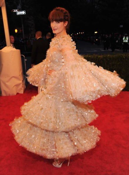 Florence Welch abusou um pouco demais do volume na produção acima