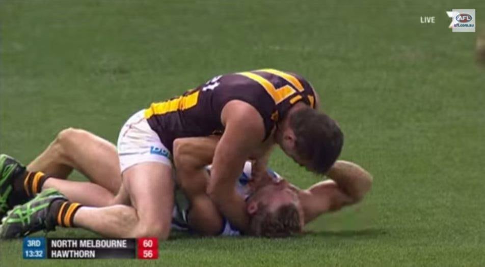 Brian Lake estrangula Drew Petrie em partida de futebol australiano