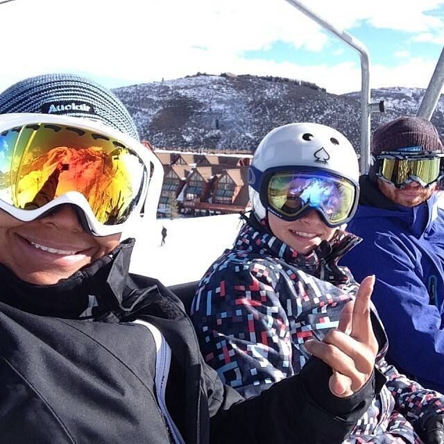 O fim de semana foi de boas notícias para a ex-ginasta Laís Souza. Internada em um hospital nos Estados Unidos há uma semana por conta de um acidente de esqui, a brasileira já consegue emitir algumas palavras depois da colocação de um tubo por sua traqueia. Em entrevista ao "SporTV", o médico do COB (Comitê Olímpico Brasileiro), Antônio Marttos Jr. também ressaltou a melhora da paulista:

- A pressão arterial está melhor, e estamos diminuindo o suporte à pressão arterial. A parte respiratória também está melhor, a frequência cardíaca, tudo está voltando a um padrão normal, sem tanta ajuda externa. Eu digo hoje que a chance da Lais recuperar essa parte respiratória é grande