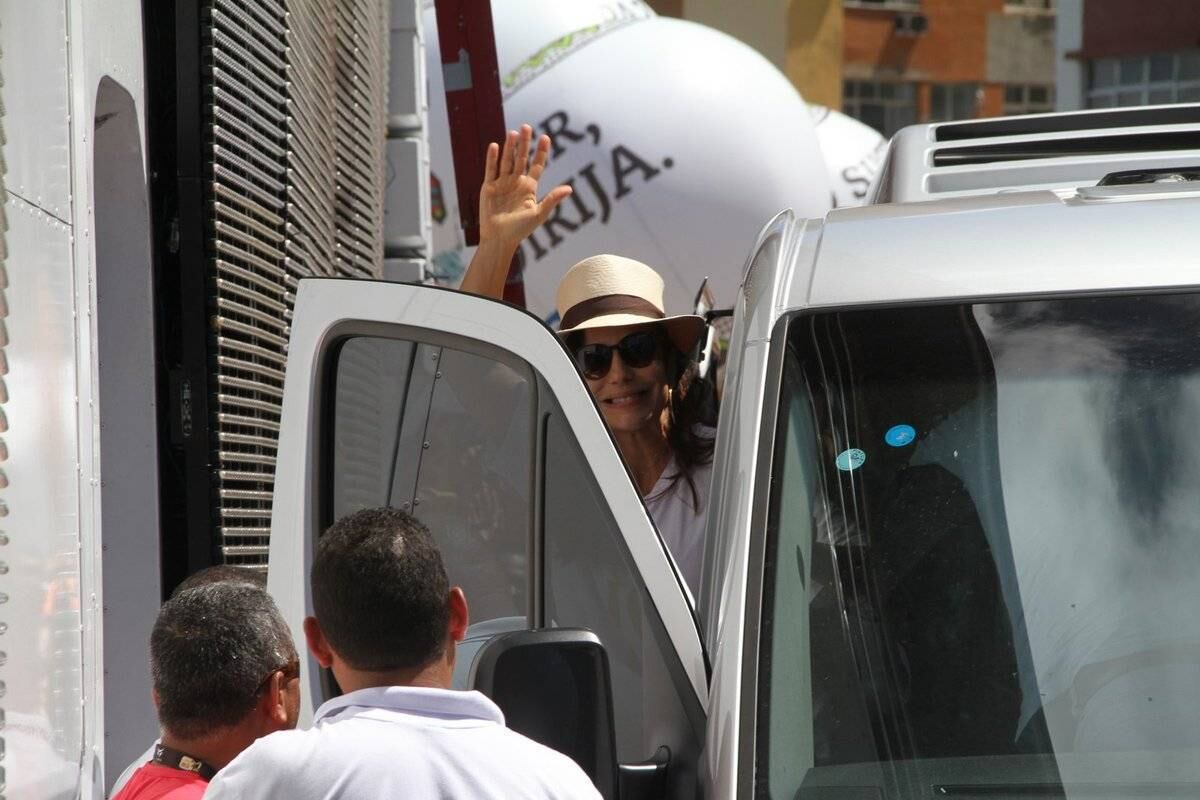 Ivete esbanjou simpatia assim que chegou ao local