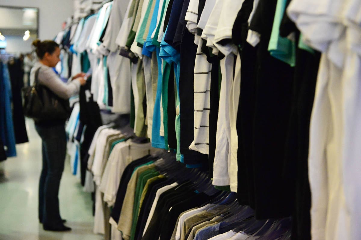 A maioria das lojas vende produtos de coleções passadas. Nas etiquetas, é possível ver quanto o produto custava no shopping antes de ir para o outlet. A diferença pode ser gritante. Tem casos em que dois tênis da Nike saem mais barato que um na loja tradicional. Veja a seguir