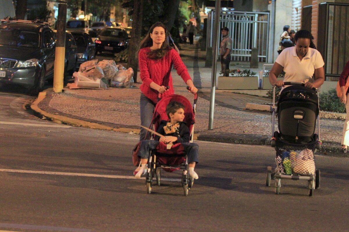 Lavínia Vlasak foi fotografada passeando com os filhos Felipe, de cinco anos, e Estella, de um ano e nove meses, em uma rua do Leblon, no Rio de Janeiro, na quinta-feira (31)