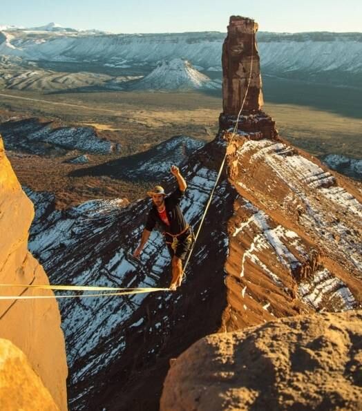 Tem fotos de slackline...