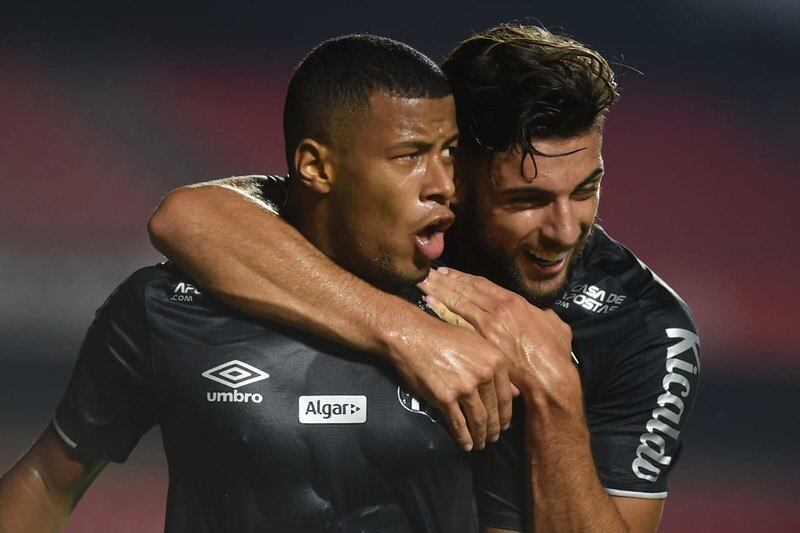 Depois de quatro meses e oito dias sem jogar, o maior hiato sem entrar em campo no século, o Santos retoma a sua campanha no Paulistão nesta quarta, contra o Santo André, na Vila Belmiro, às 19h15, pela 11ª rodada da competição. Mas, não é só porque não houve partidas neste período que o dia a dia santista não foi agitado durante a quarentena. Confira, então, os assuntos em pauta na Vila Belmiro durante o período que a bola esteve parada.