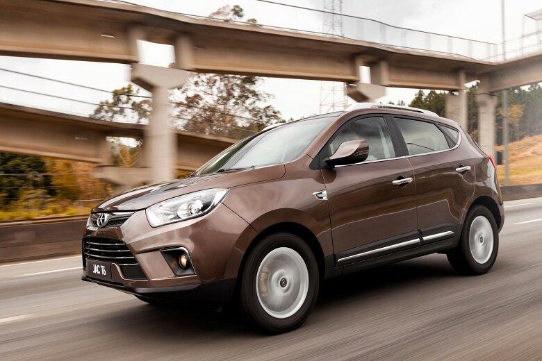 Na JAC brasileira, o T6 terá missão vital para a recuperação da montadora nas vendas. Mesmo assim, a pretensão é emplacar apenas 3.600 unidades do SUV médio até o fim do ano, volume que deve representar meros 1% da categoria