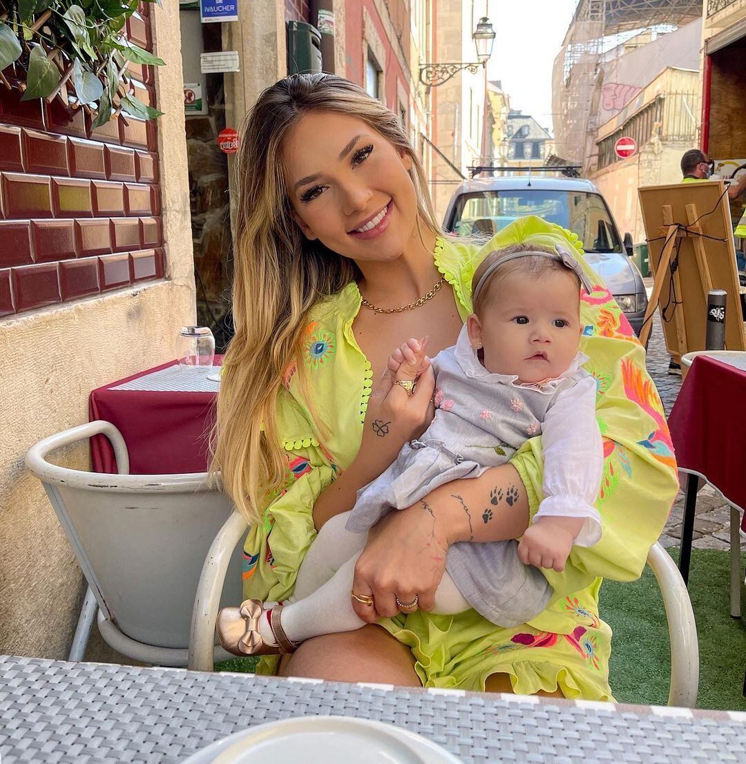 Em agosto, Virginia dividiu opiniões na internet ao revelar que comprou um par de meias no valor de R$ 500 para Maria Alice. De acordo com a influenciadora digital, esse era o item mais barato da loja. Laura Keller foi uma das pessoas que ironizaram o valor do produto. "Cada um com sua realidade, mas as meinhas de 1,99 vão aquecer o pé igual", escreveu