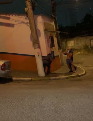 Policial militar dá mata leão em suspeito