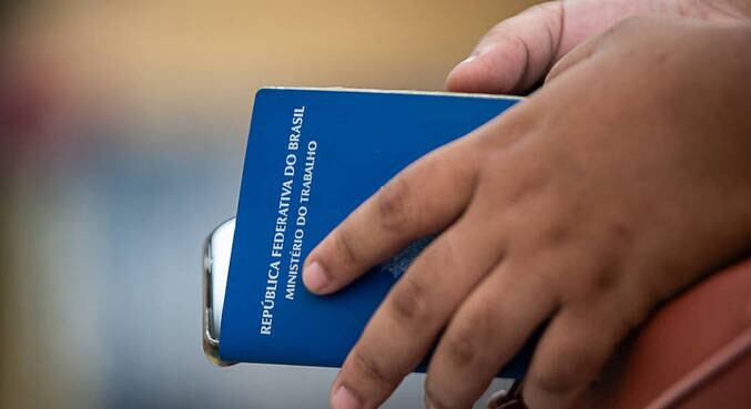 Estimada em 95,3 milhões, população ocupada caiu 0,5% no 1º trimestre