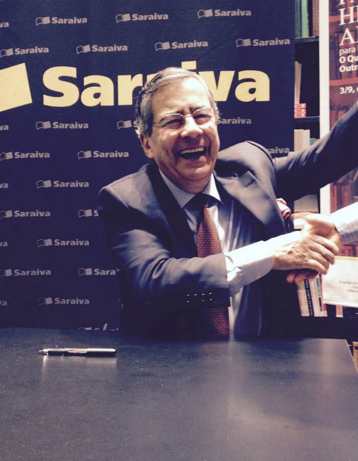 Paulo Henrique Amorim lançou na noite desta quinta-feira (3), em uma livraria de São Paulo, seu mais novo livro. Intitulado O Quarto Poder - Uma Outra História, a publicação resgata memórias do autor como jornalista, revelando detalhes da história do País desde o início do período Vargas até os dias de hoje. 

— Esse livro é o resultado de trabalho ao longo de quatro anos
e ele se tornou, digamos, inevitável quando eu consegui reunir, depois de um
trabalho sistemático de catalogação ao longo de um ano e três meses, uma boa
parte das minhas anotações de repórter, as minhas anotações manuscritas. E isso
acho que enriquece o livro e dá substância ao meu testemunho

Acesse o R7 Play e assista à programação da Record quando quiser 

A Fazenda estreia em setembro e a temporada de realities pega fogo 
