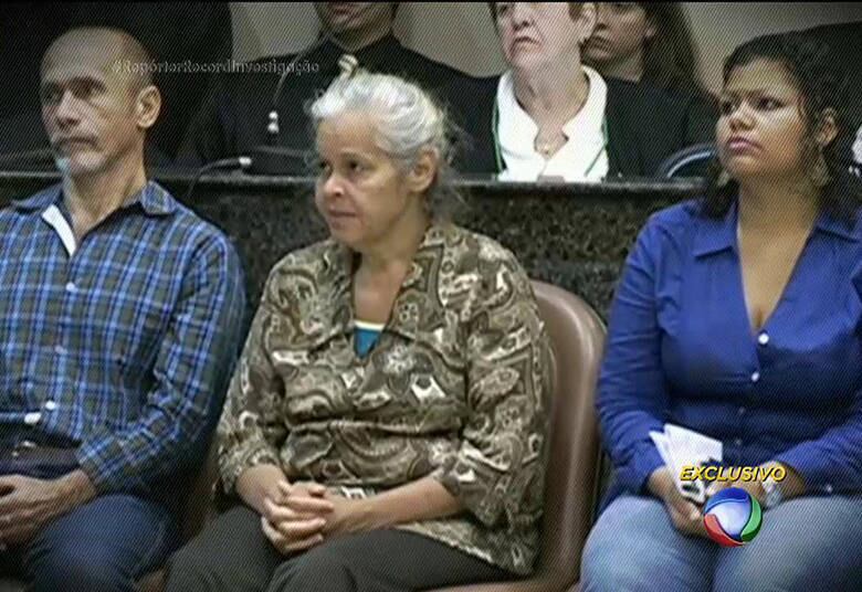 Um filme
caseiro, gravado na década de 1980 por Jorge Negromonte e Isabel Cristina,
mostrava uma mulher sendo atacada pelo marido canibal. 20 anos depois, o casal
se tornou protagonista de uma outra história de horror, só que dessa vez real. Os
dois, juntos com Bruna Oliveira, mataram, esquartejaram e comeram a carne de
três mulheres. O caso virou notícia no mundo inteiro e eles ficaram conhecidos
como os "Canibais de Garanhuns"

• VÍDEO: Canibais de Garanhuns contam detalhes de como matavam e consumiam a carne das vítimas
• No R7 Play você assiste ao Repórter Record Investigação quando e onde quiser. Experimente!