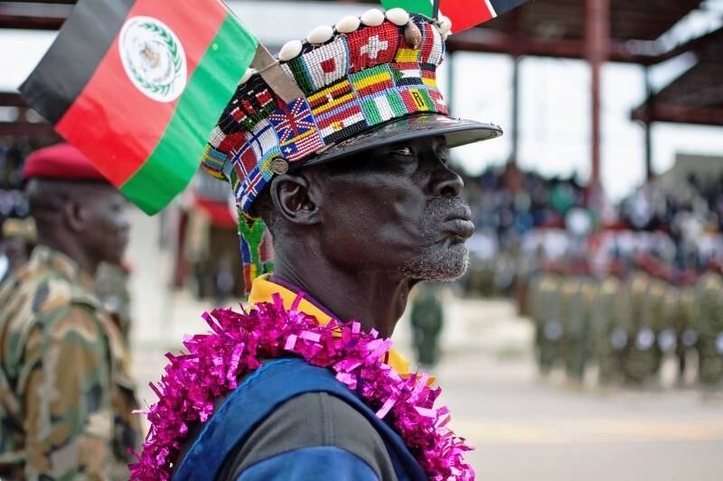 Homem participa das
comemorações do aniversário de 31 anos do Exército Popular de Libertação do Sudão. O
grupo foi formado em 1983 como um movimento de guerrilha durante a segunda
guerra civil do Sudão. Após a independência do Sudão do Sul, em 2011, o Exército
Popular de Libertação do Sudão se tornou o exército oficial do novo país