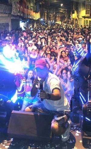 MC Keké em baile de rua