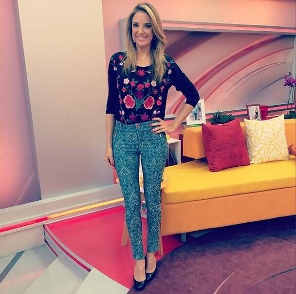 Ticiane Pinheiro faz uma linha mais alegre e gosta de demostrar isso com as cores e estampas de seu figurino