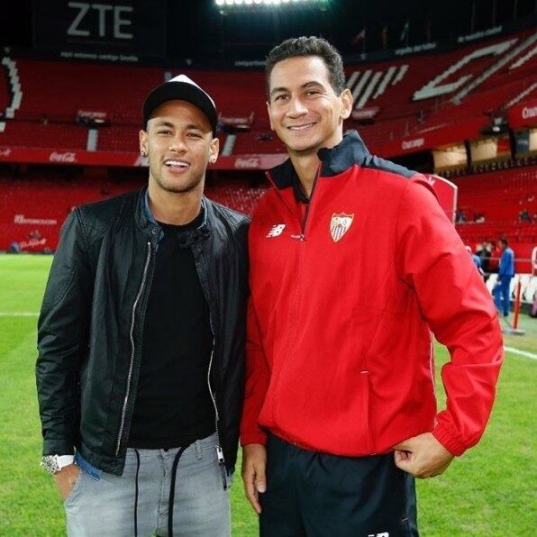 O Barcelona venceu o Sevilla por 2 a 1, no último domingo, pela 11ª rodada do Campeonato Espanhol, e dois velhos amigos se encontraram em campo: Neymar e Paulo Henrique Ganso. Depois da partida, os craques posaram para uma foto, que foi compartilhada no Instagram de Neymar. "Bom te ver maninho, sucesso sempre pra ti !!", escreveu o atacante do Barça