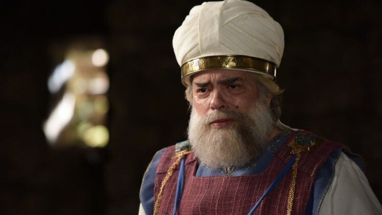 Reis apresenta a história de uma
nação em conflito. Na primeira temporada, “A
decepção”, o principal líder do povo de Israel é o juiz e
Sumo Sacerdote Eli, interpretado por José Rubens Chachá. “Eli é uma grande autoridade em Israel. Além de julgar as causas do povo, espiritualmente falando,
ele era o homem mais importante da nação. Ele é o responsável pelo andamento
das atividades do tabernáculo de Deus, mas infelizmente como o pai, escolhe
não reconhecer as atitudes erradas de seus filhos", diz o ator. 