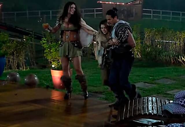 Bebendo até cair

Nadja Pessoa caiu depois de beber doses a mais na festa Viking da décima edição. A ex-peoa voltou para a sede carregada por colegas
