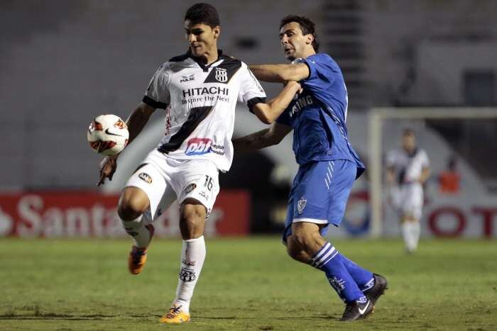 Na base da raça e dos contra-ataques, Ponte vence o Vélez fora