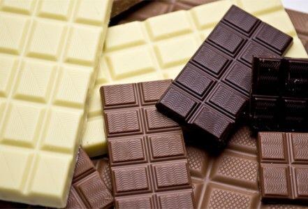 Chocolate meio-amargo é mais rico nutricionalmente que o chocolate branco. VERDADE

Segundo a especialista, o chocolate branco nem mesmo deveria ser chamado de chocolate, uma vez que não é feito de cacau.

— O chocolate branco é nada menos que manteiga de cacau — aquela que compramos na farmácia para hidratar os lábios — misturada com leite e açúcar, além de algumas vezes ter até mesmo gordura hidrogenada em sua composição. Ele não tem nenhuma propriedade nutricional importante como as oferecidas pelo cacau, é apenas fonte de gorduras e calorias