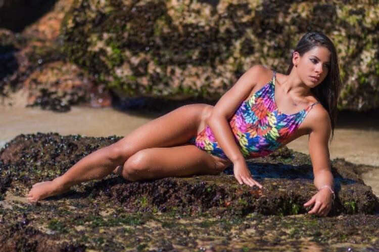 E um corpo para lá de definido