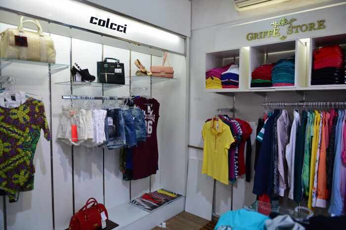 A
loja que tem 30 anos sempre trabalhou com roupas de marcas. A partir de
2010, passou por uma nova reforma e criou espaços individualizados para as grifes, como mostra a foto. O
outro proprietário Roberto Massao diz que a nova roupagem fez com que o faturamento crescesse três vezes mais