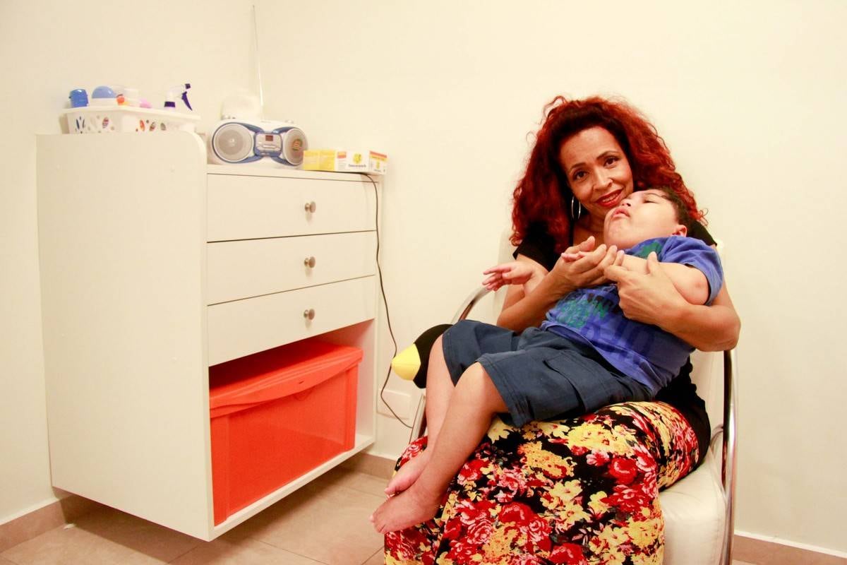 



Exemplo de vida, Regina tornou-se a pessoa “indicada pela
própria clínica” para ajudar outros pais que passam por situações parecidas.
Segundo ela, os responsáveis por crianças vítimas de paralisia se unem e se
ajudam.

— O grande problema é que os pais se sentem culpados, sempre acham que podem
fazer mais. Quando nossos filhos adoecem, nós adoecemos junto. Quando via que
o Rafa não comia pela boca comecei a “somatizar” o problema e passei dias sem
comer. É muito difícil


