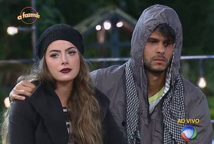 Peão/peoa mais bonito(a)
“Fico na dúvida entre Carla e Rayanne. Carla é
fora do normal, é muito bonita, é a musa Hollywood, mas aí tem a Rayanne. Peão
é o Marcelo, o cara chega chegando! Não tenho problemas em falar que o acho
bonito, o cara tem ‘borogodó’!”
+ Douglas Sampaio agradece Mara Maravilha pelos tapas na cara: "Foram tapas de R$ 2 milhões"
+ Acesse R7 Play e assista às íntegras do Hoje em Dia! Clique e experimente de graça!