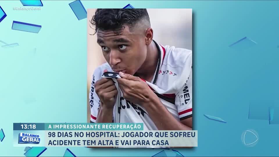 Jogador de futebol que sofreu acidente de carro volta para casa após passar 98 dias no hospital