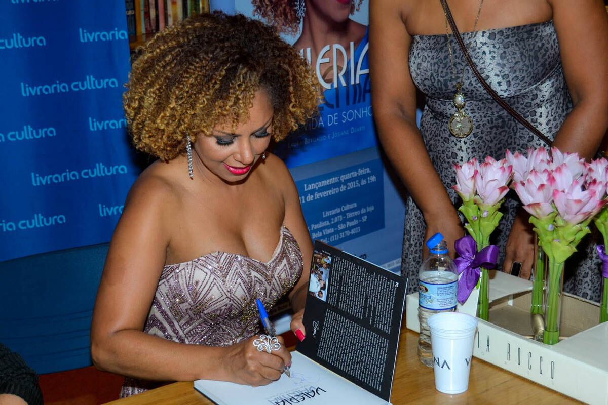 Valéria Valenssa durante a noite de autógrafos