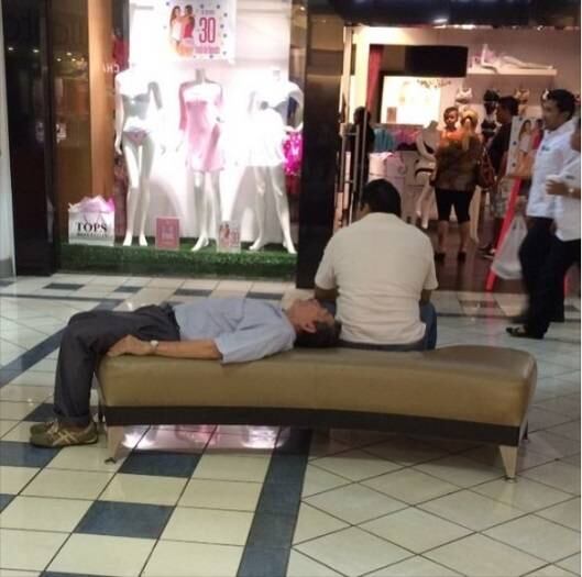 Isso não é bem uma cama, mas quebra o galho, vai!