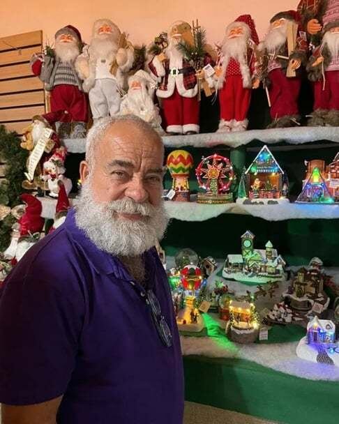 O ator e diretor Limachem Cherem é referência no tema. Há 29 anos, ele criou a Escola de Papai Noel do Brasil para formar craques na atividade.