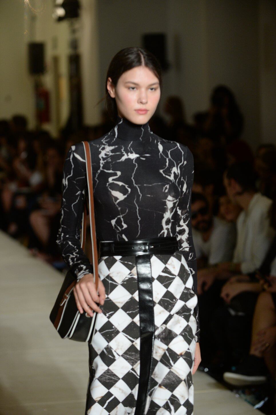 A coleção de inverno de Reinaldo Lourenço, apresentada na FAAP,
nesta terça-feira (4), usou e abusou de formas geométricas e do couro como
material principal. Os destaques ficaram por conta das franjas e das golas
altas. O pescoço recebeu atenção também por conta dos acessórios que as modelos
usaram. Paetês e estampas apareceram em segundo plano, quebrando o tom sóbrio das
criações, exibida na 38ª edição da SPFW 