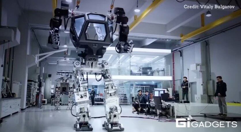 Os fãs de seriados de robôs devem pirar ao assistir essa maravilha acontecendo. Os vídeos estão disponíveis no YouTube