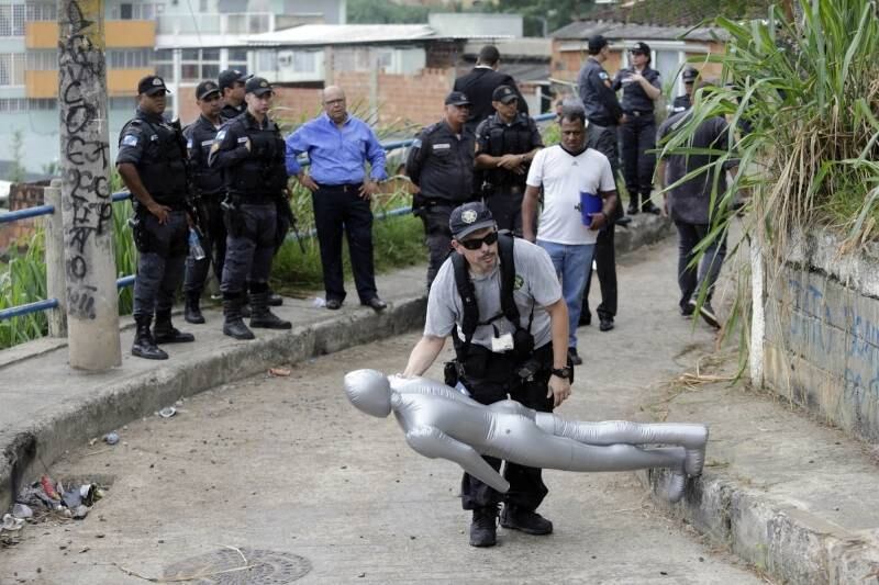 Policiais usaram um boneco para fazer a reconstituição do crime