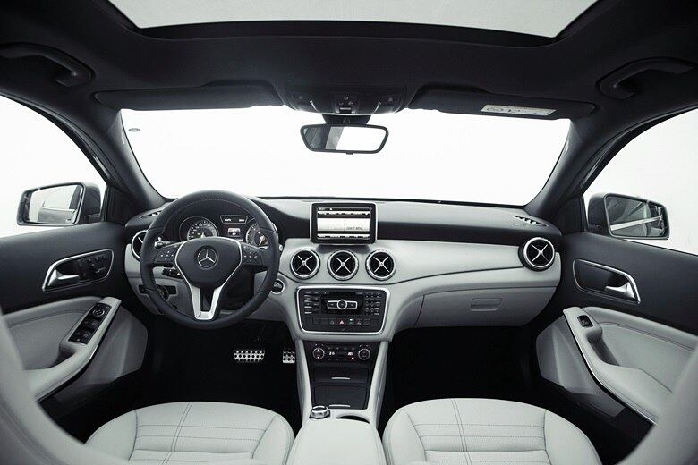 Por dentro, o modelo segue o padrão de acabamento premium da montadora, com revestimentos em couro nos bancos e molduras de alumínio no painel, combinada a outras peças de textura agradável

Saiba tudo sobre carros! Acesse www.r7.com/carros