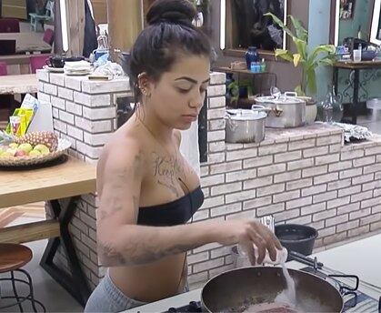 Outra que ficou marcada por seus excessos na cozinha foi Mc Mirella. Ao preparar carne, ela também errou — e muito — na adição de sal, despejando uma enorme quantidade do tempero no alimento. Contudo, ela seguiu plena preparando a comida, como se nada tivesse acontecido