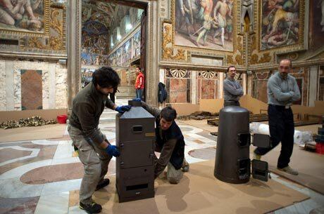 Funcionários do Vaticano organizam a Capela Sistina para receber os 115 cardeais que escolherão o próximo papa