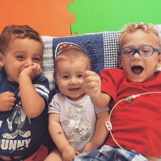 A única
alternativa para curar o menino seria a cirurgia feita na Inglaterra, explica
Jéssica. A jovem tomou conhecimento do procedimento por meio de outros pais de
crianças com o mesmo problema, como Glaucia Diringer. As duas mulheres moram na
mesma cidade e se conheceram por causa dos filhos. O total para arcar com todas
as despesas dessa cirurgia, internação e hospedagem chegam a quase R$ 500 mil.
— Eu fiquei
sabendo de outros pais que foram para lá e as cirurgias deram certo. Como não
temos esse dinheiro, a nossa família vendeu alguns imóveis e arrecadamos R$ 100
mil, por isso precisamos de mais R$ 400 mil. Espero conseguir o restante do
dinheiro com a campanha