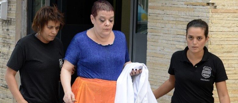 Você se consultaria com uma médica acusada de assassinar pacientes
no passado? Pois o CRM-PR (Conselho Regional de Medicina do Paraná) entende que
há quem possa, sim, se interessar em marcar um horário com Virgínia Helena
Soares de Souza, ex-chefe da UTI (Unidade de Terapia Intensiva) do Hospital
Evangélico de Curitiba, e que responde a processo por envolvimento na morte de
sete pacientes possivelmente por eutanásia por ela e outros sete colegas em
fevereiro de 2013.

Mesmo depois da acusação, que aponta que ela seria a líder do
grupo, Virgínia, que aguarda o desfecho do processo em liberdade, ainda tem intacto
e ativo seu registro no CRM-PR — o que significa, em termos práticos, que ela é
autorizada a continuar exercendo a medicina normalmente

