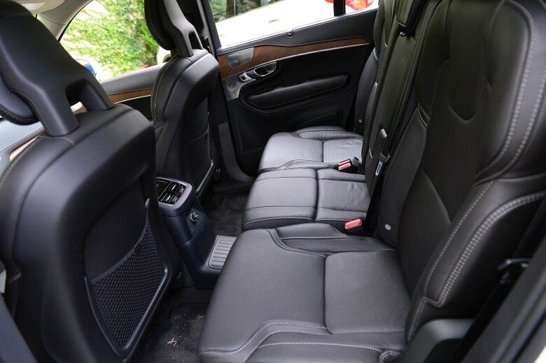 O espaço interno é outro ponto positivo do SUV. Na versão mais cara, a Excellence, tem 5 centímetros a mais de espaço para as pernas dos passageiros, que já ficam bem acomodados na Inscription (foto)

Teste: Volvo XC90 T8 é SUV híbrido com jeitão de esportivo