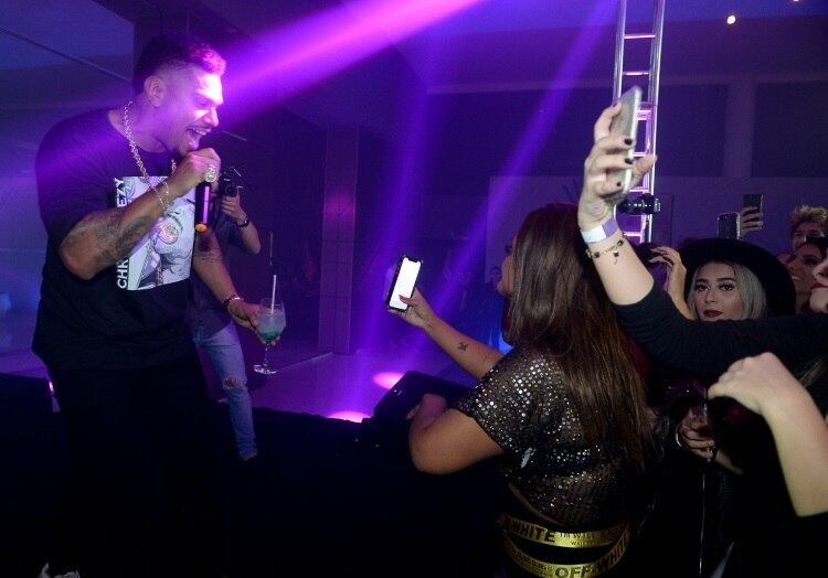 Camila Loures curtiu o show do amigo de pertinho