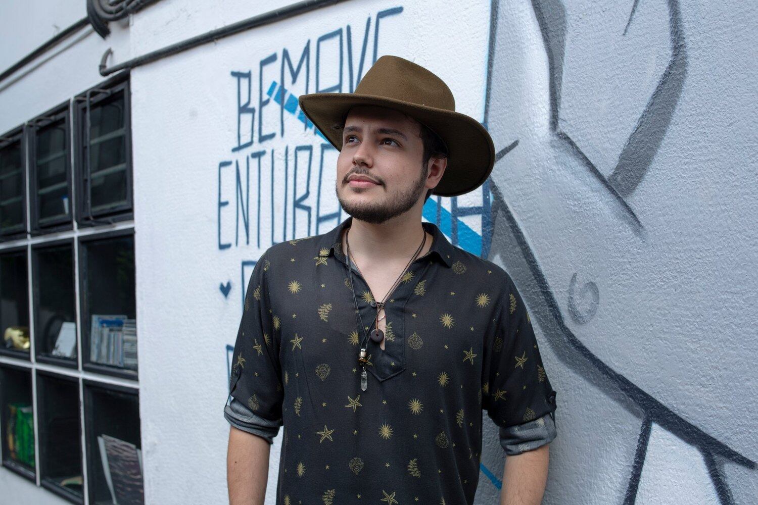 O outro convidado da noite foi o cantor Léo Vieira, mais um que saiu do Produtor Crystal! Ele mandou um vídeo no segundo Programa w a galera gostou tanto do som que o convidou para tocar no palco principal do Trilha de Sexta! O som do Léo é uma mistura de pop com sertanejo raiz, que vira um delicioso folk. Dá vontade de dançar abraçadinho...
Assista ao programa no YouTube!
