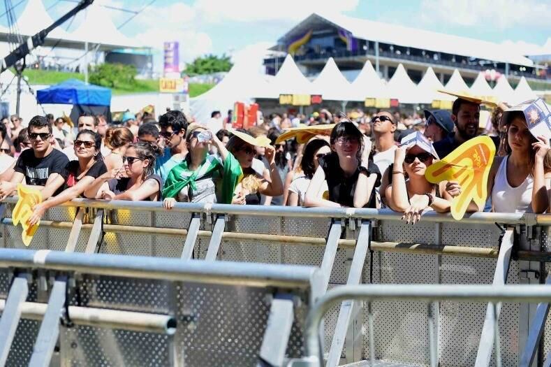 Fãs tentam se proteger do sol