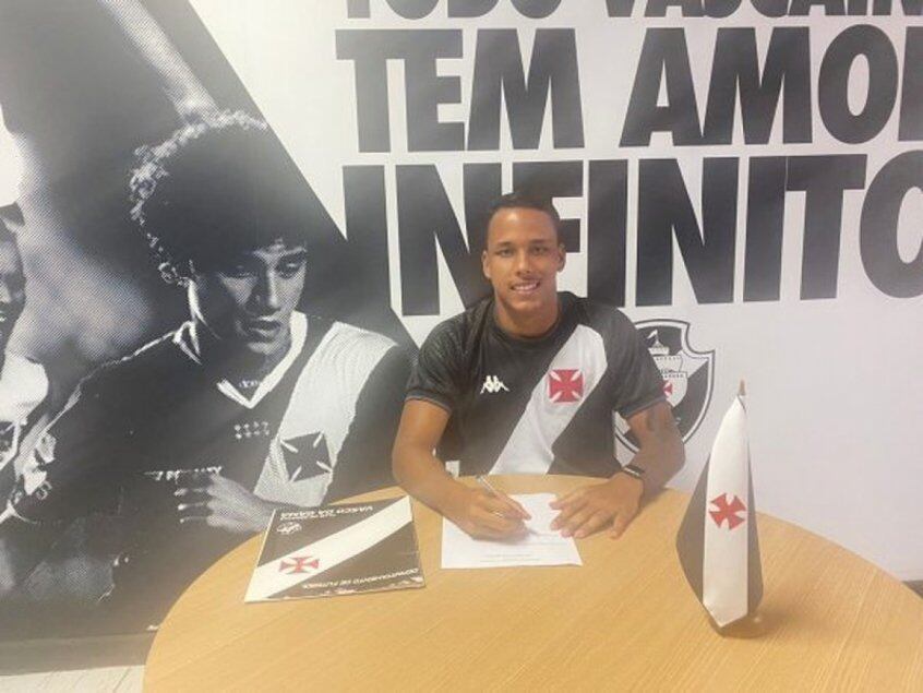 FECHADO - O Vasco acertou a extensão de contrato do lateral-esquerdo Julião, destaque das categorias de base do clube, até fevereiro de 2025. O jogador foi um dos destaques da equipe Sub-20.