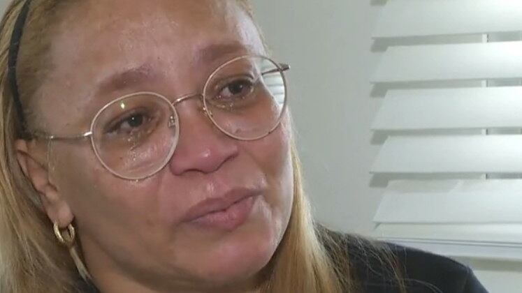 "Chegou a
apertar minha mão, a ouvir minha voz, quando eu entrava na UTI, todas as vezes
que precisou fazer minis procedimentos ou cirurgia, eu estava na porta,
esperando ele sair", diz Kelly Cristina, mãe de Lucas.