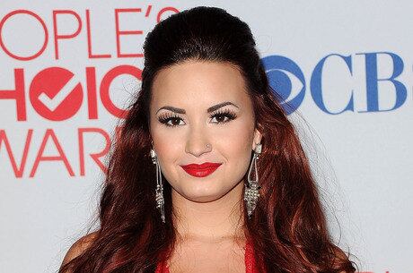 Demi Lovato foi vítima de hackers e teve fotos íntimas divulgadas na internet, principalmente em sites pornográficos.

Segundo o Page Six, em uma das fotos a cantora aparece deitada vestindo um top com o zíper aberto. Em outras, ela aparece completamente nua, mas sem mostrar o rosto
