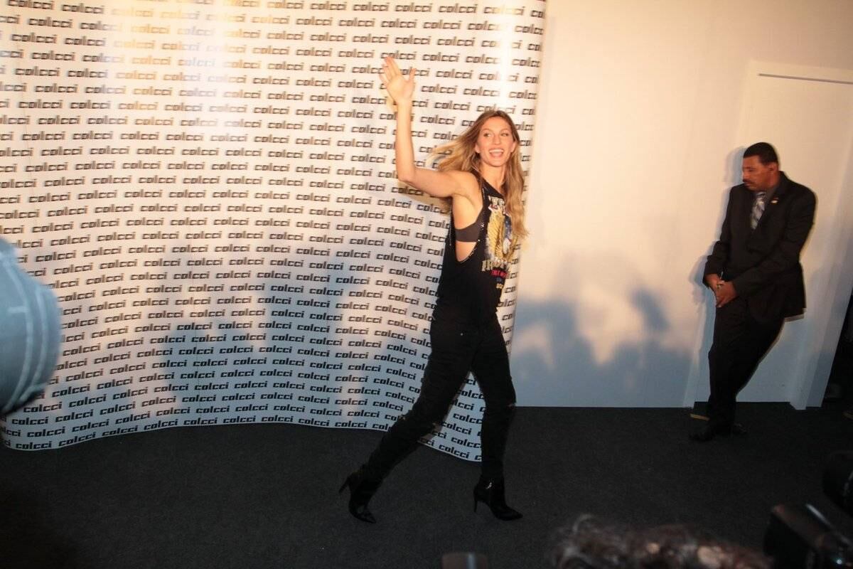 Gisele Bündchen posa nos bastidores do desfile da Colcci na SPFW